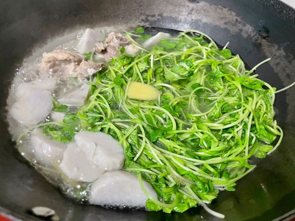 排骨芋艿鸡毛菜汤