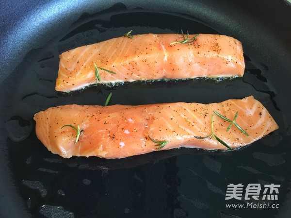 迷迭香煎三文鱼