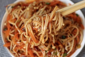 胡萝卜拌金针菇