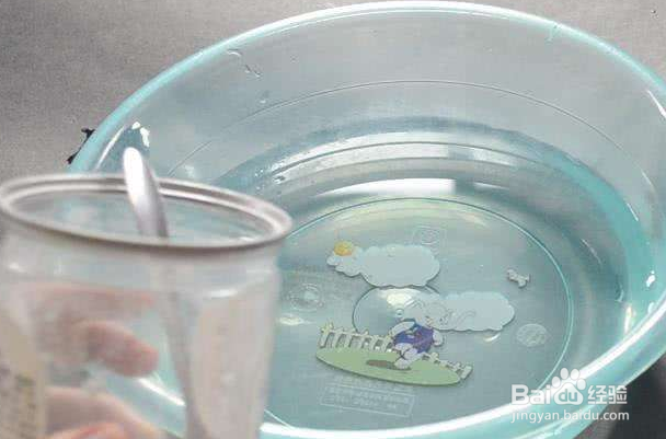 怎样使白鞋洗干净？
