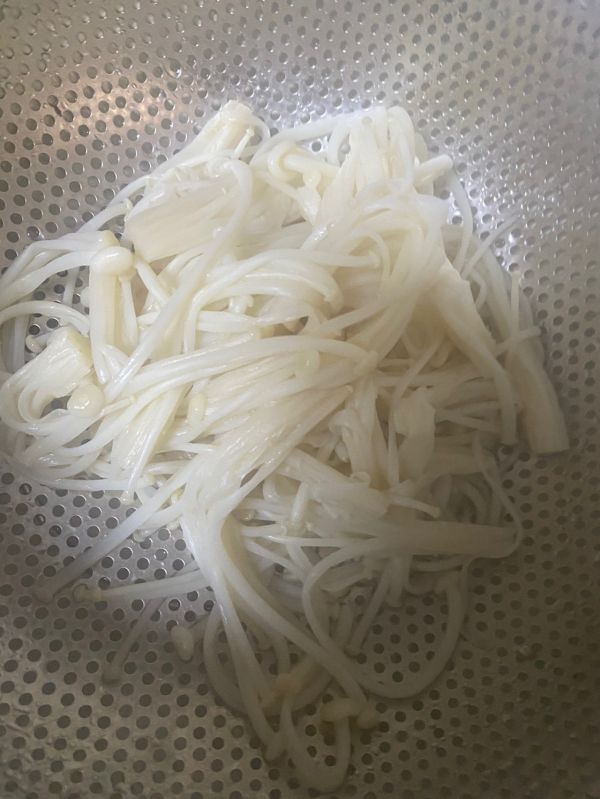 凉拌藤椒金针菇木耳