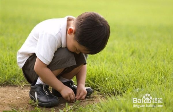 孩子在幼儿园被冷落了，家长应该怎么办