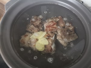 香甜的排骨汤的做法