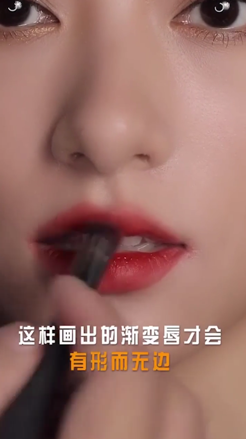 如何用唇刷画好唇釉