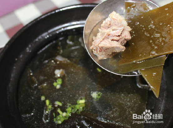 怎样炖出一道美味的排骨海带汤？