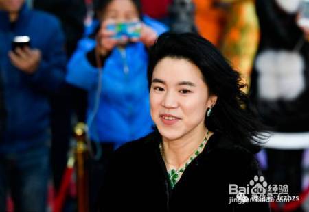 女乒冠军王楠盛装出席活动,翡翠成为红毯必备神器