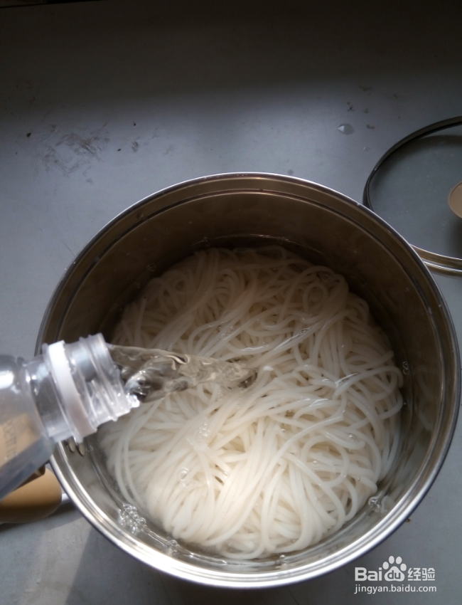 在宿舍如何自己动手煮一碗美味的螺蛳粉