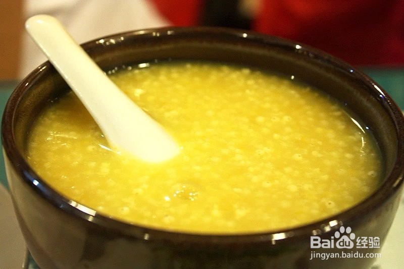 怎么做小米粥滋补产妇身体，让体力尽快恢复？