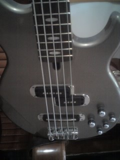 四弦贝斯怎么降调