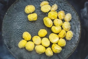 板栗烧鸡的做法