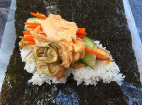 美味诱人的异国韩式紫菜饭卷