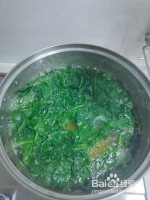 蛋白蒜蓉炒菠菜的做法