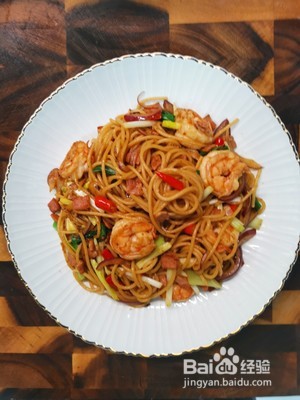 香辣鲜虾培根炒意面的做法