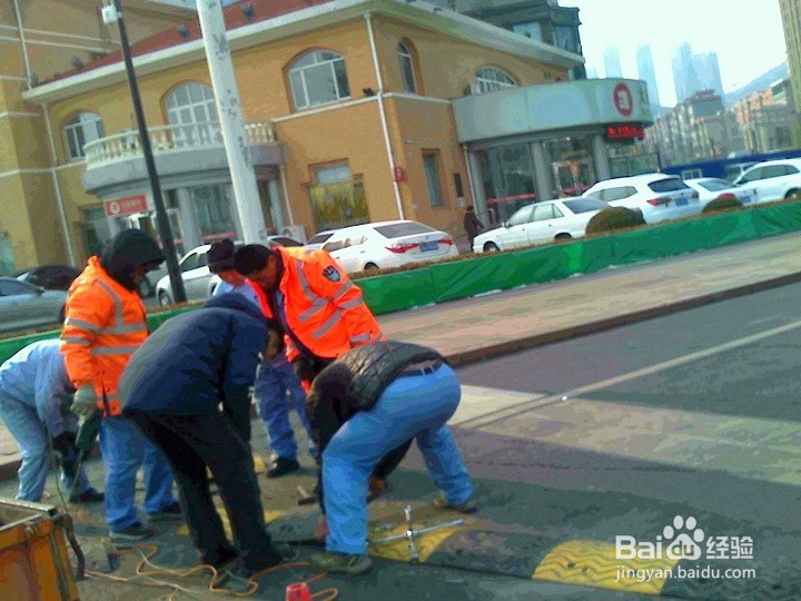 道路维修减速装置要放上警示标志