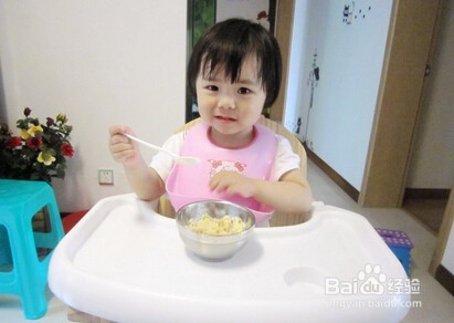 给宝宝添加辅食的时间和具体操作方式