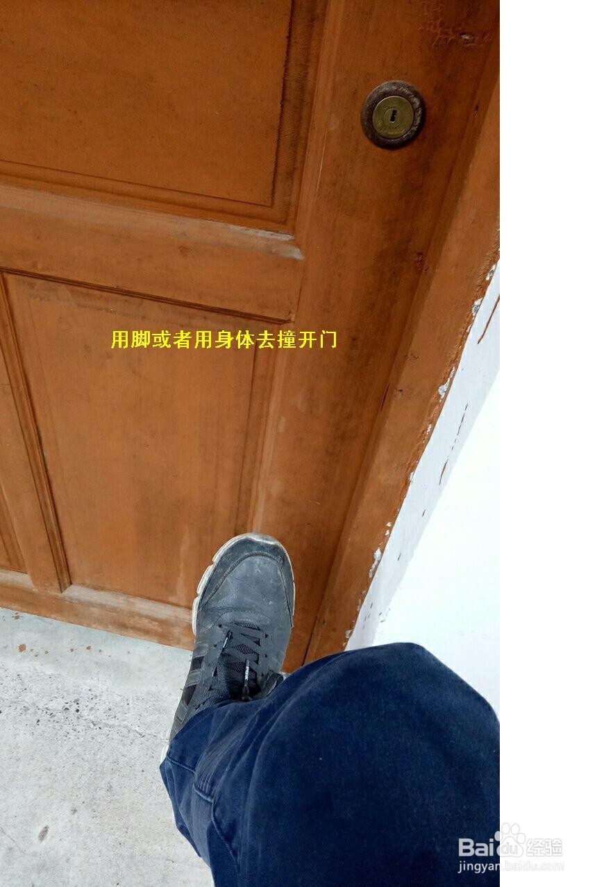 卧室门锁上了钥匙在里面怎么把门打开