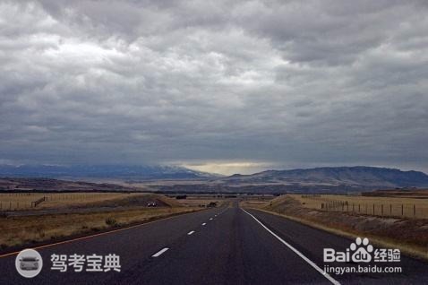 直线行驶怎么才不跑偏？4招化解扣分点。