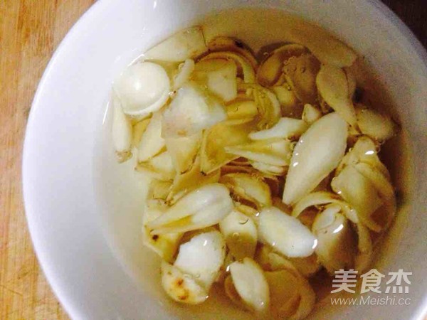 香蕉莲子百合桂圆枸杞银耳汤