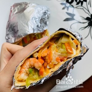 牛油果鸡蛋大虾卷饼的做法