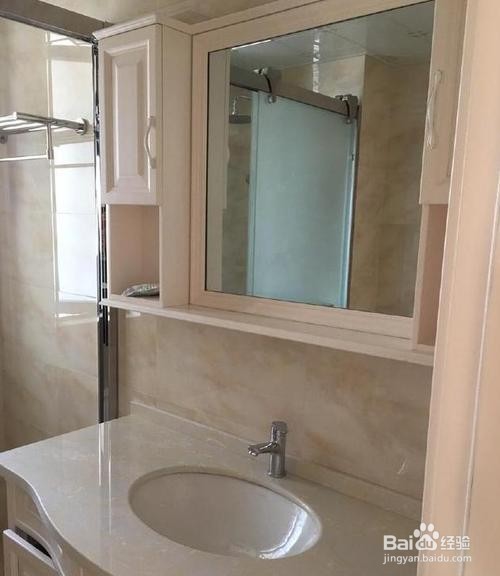 洗脸盆粘在瓷砖上怎么才能拿下来