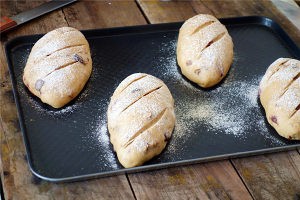 烤熟的榛子仁和酒渍蔓越莓怎么乳酪软欧