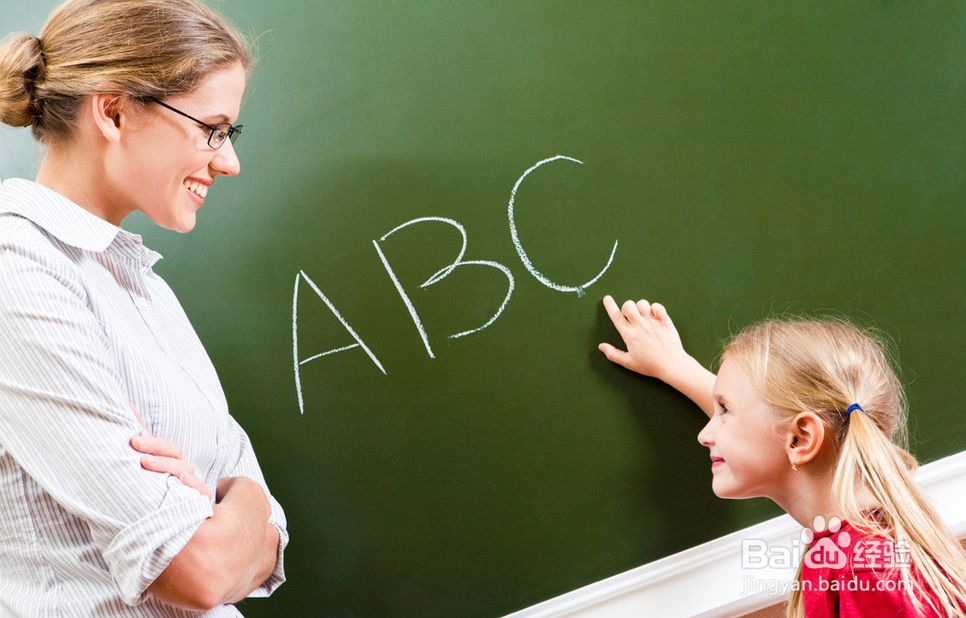 父母要多陪孩子，亲自教育孩子