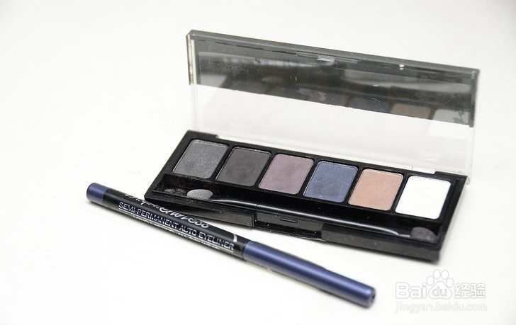 暗黑哥特风装扮如何化妆及穿着？