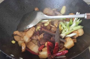 土猪肉炖土豆的做法