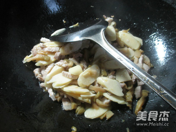 榨菜丝五花肉炒鞭笋