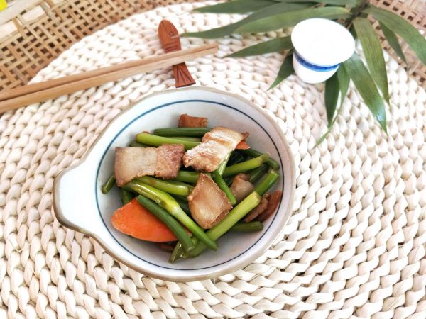 肉烧蒜苔(回锅肉版,下酒神菜)