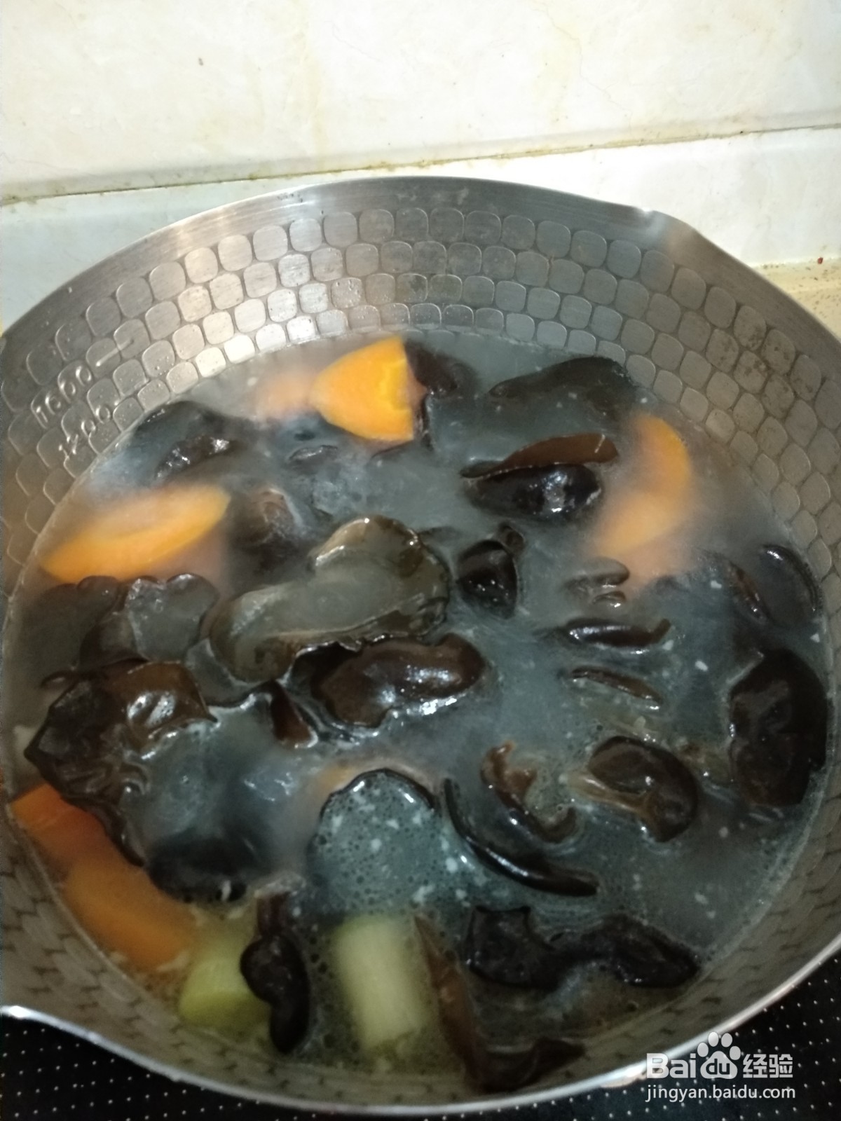 胡萝卜木耳骨头面片汤