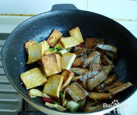 带鱼炖豆腐的做法