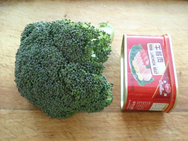 午餐肉炒西兰花