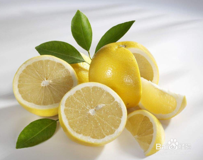 怎么挑选一个皮薄、果肉丰满的甜柚子？