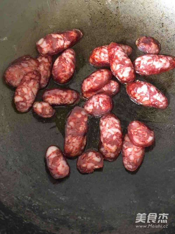 大蒜炒腊肠的做法