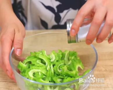 苦瓜炒肉丝 的做法