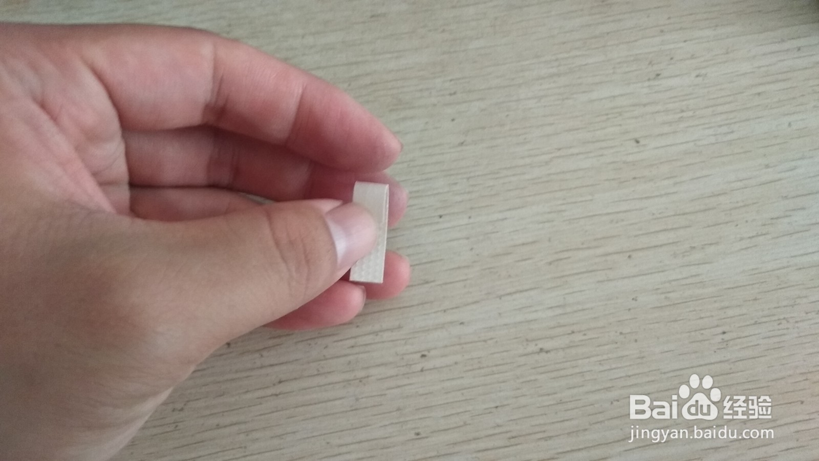 如何用两块小长方形水彩画纸做简易的手机支架