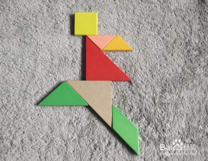 用七巧板怎样拼一个飞跨小水沟的小学生呢？