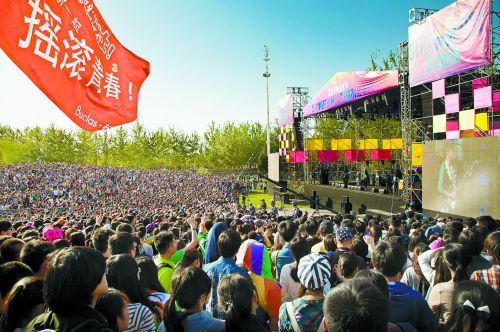 在满座团购的 草莓音乐节门票 可以 不是订票本人去么