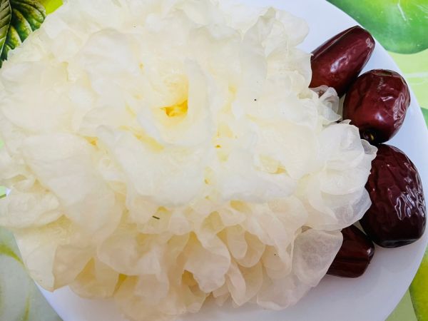 银耳莲子炖红枣
