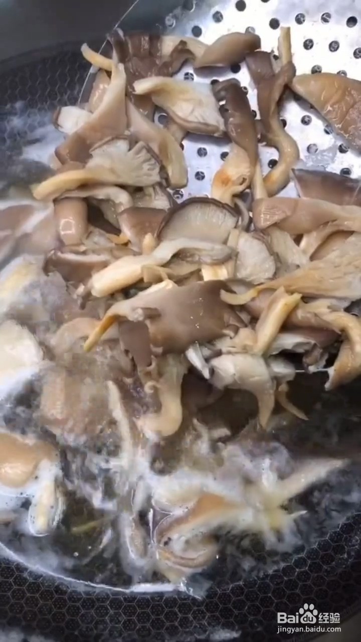 如何自制美味好吃的凉拌小蘑菇