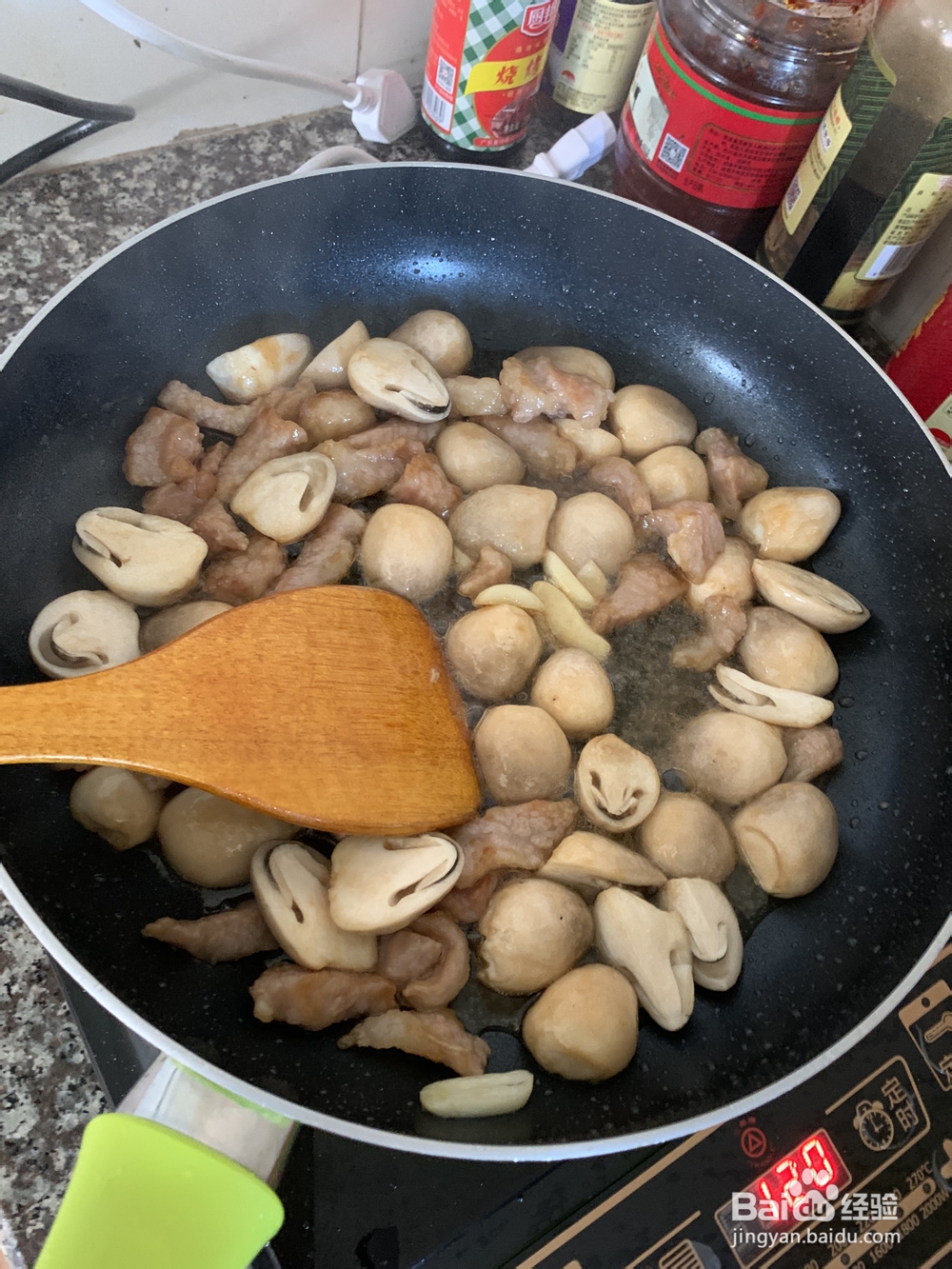 大厨教程之-草菇蚝油炒猪颈肉!