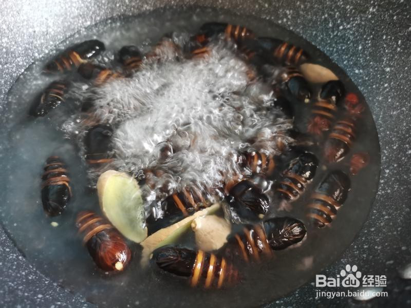 葱姜炒蚕蛹的做法