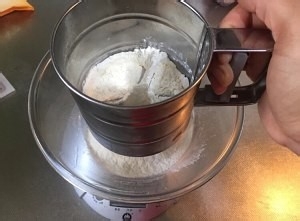 抹茶草莓鲜奶蛋糕卷