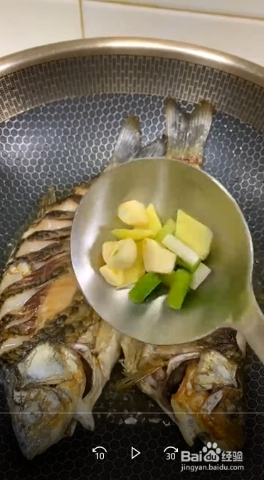 如何制作红烧鲫鱼？