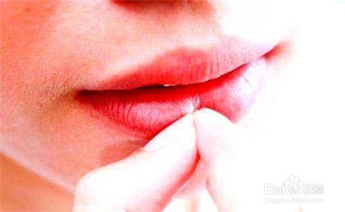 冬季怎样保持嘴唇滋润不开裂？