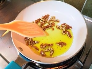 核桃炒饭的做法