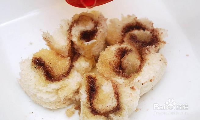 用切片面包制作肉桂卷