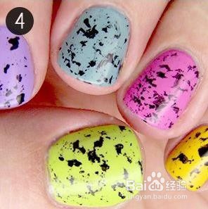 用牙刷打造泼墨型美甲