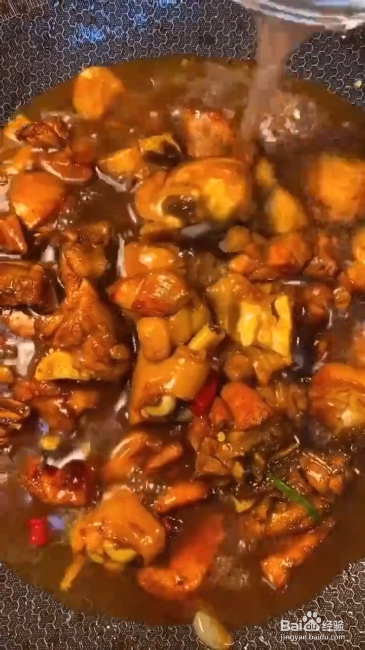 如何制作家庭版香菇黄焖鸡？